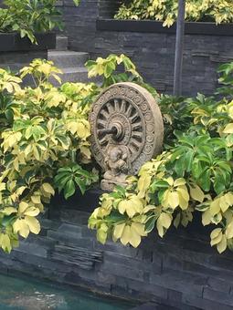 プールサイドの彫刻 彫刻,エキゾチック,庭園の写真素材