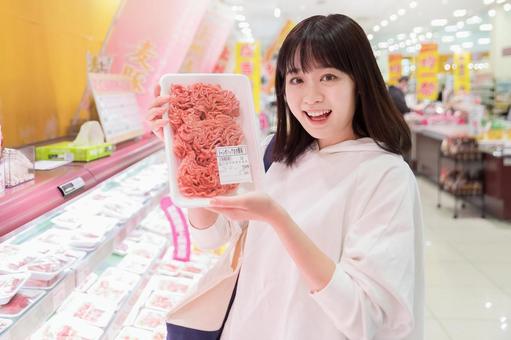スーパーで買物をする若い女性 スーパーで買物をする若い女性 スーパー,女性,日本人の写真素材