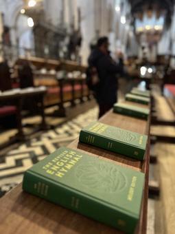 本と教会お祈りの写真