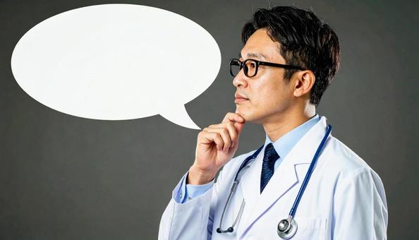 考え事をしている男性医師 ふきだし 考え事をしている男性医師 ふきだしの写真