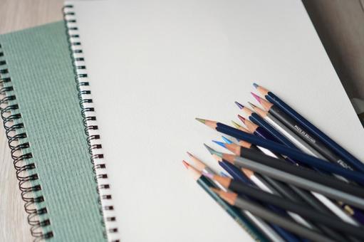 色えんぴつとスケッチブック 色鉛筆,スケッチブック,塗るの写真素材