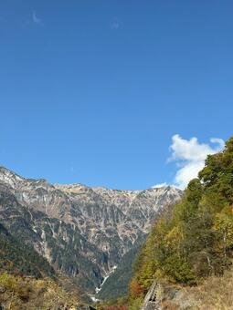秋の渓谷と山並みを見渡す青空の山岳風景 秋,渓谷,山の写真素材