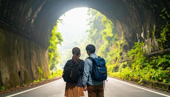 トンネルを抜けてふたりで未来へ歩いていくの写真