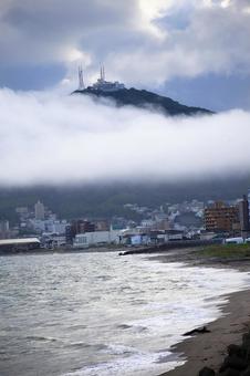 美しい函館山の雲海と海 美しい函館山の雲海と海 函館,海,空の写真素材