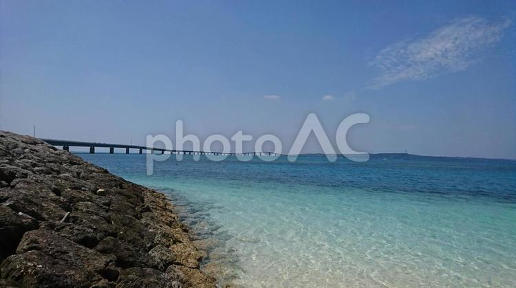 宮古島の海と伊良部大橋 沖縄,沖縄県,宮古島の写真素材