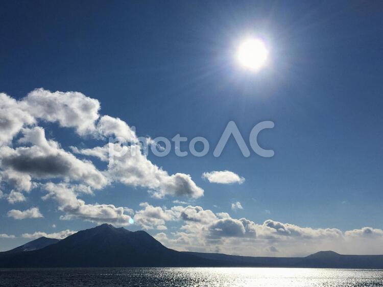 支笏湖と樽前山を照らす太陽 支笏湖,樽前山,太陽の写真素材