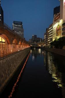 万世橋から昌平橋方面を臨む神田川の夜景 万世橋から昌平橋方面を臨む神田川の夜景の写真