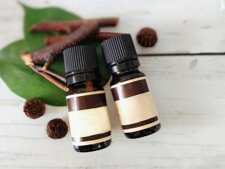 ラベル付き 白檀をイメージした精油ボトル アロマ,アロマオイル,ボトルの写真素材