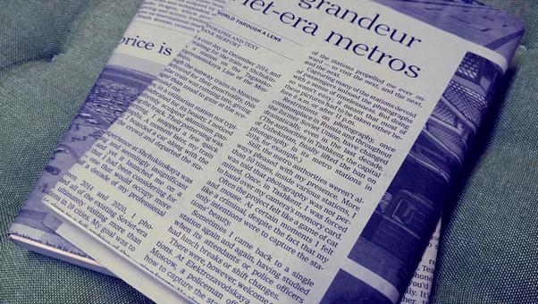 英字新聞のブックカバーをつけた書籍 英字新聞のブックカバーをつけた書籍 英字新聞,本,古本の写真素材