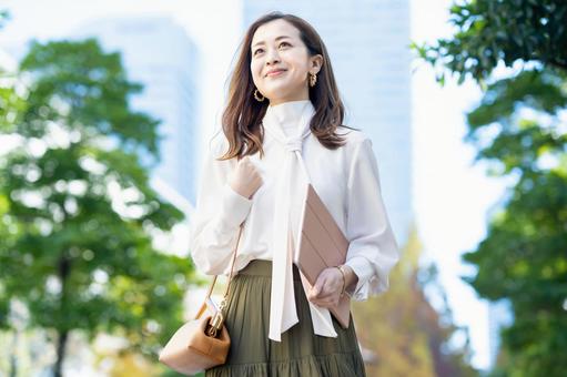 Female commuting in office casual style, mulher, deslocamento para o trabalho, estilo de vida, JPG