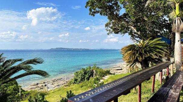 青い海と広がる空 南国の絶景風景 沖縄 青い海と広がる空 南国の絶景風景 沖縄の写真