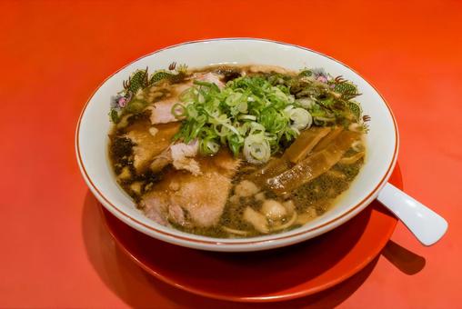 背脂入り 黒いスープのラーメン 背脂入り 黒いスープのラーメンの写真