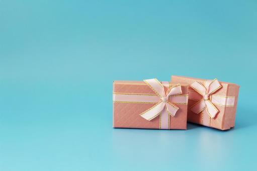 ピンクのプレゼントギフト ピンクのプレゼントギフト プレゼント,ギフト,リボンの写真素材