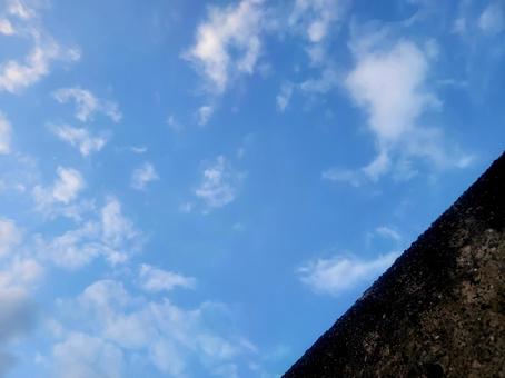 夏の終わりの空 夏の終わりの空 空,コンクリート,壁の写真素材