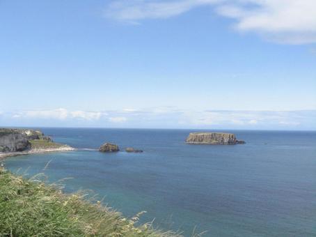 北アイルランド 青い海と岩の小島 北アイルランド 青い海と岩の小島の写真
