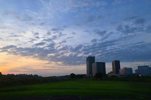 早朝の空と聖蹟桜ヶ丘ビル群 早朝の空と聖蹟桜ヶ丘ビル群の写真