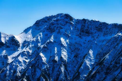 冠雪の北アルプスの五竜岳 冠雪,冬山,雪山の写真素材