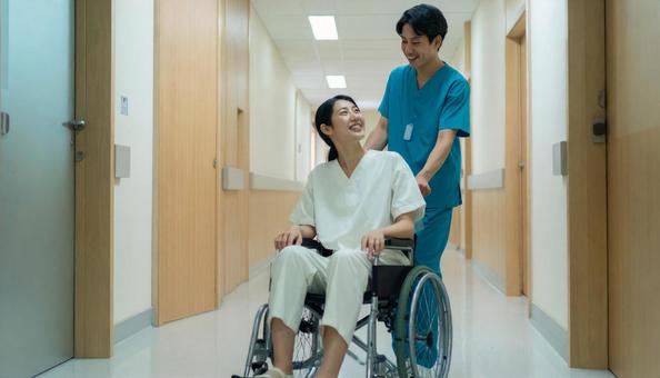 車椅子の患者と看護師 車椅子の患者と看護師の写真