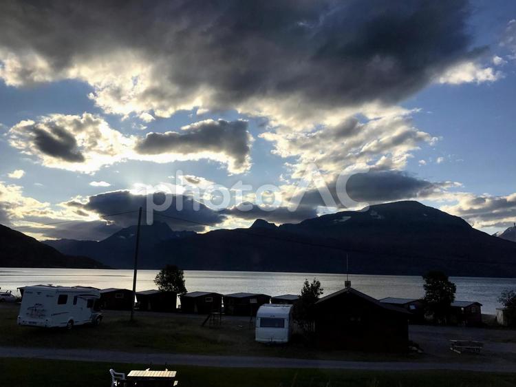 夕空　湖畔を歩く 空,雲,湖の写真素材