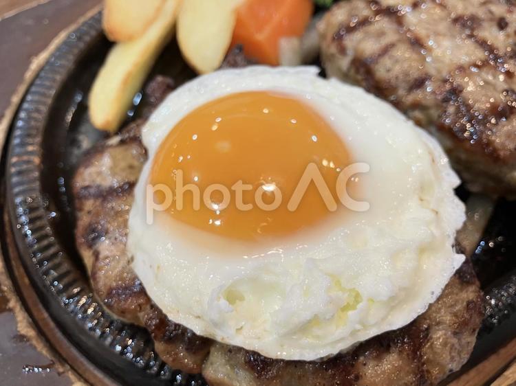 目玉焼きのせハンバーグ ハンバーグ,目玉焼き,玉子の写真素材