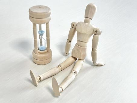 砂時計の横に座るデッサン人形 砂時計の横に座るデッサン人形 デッサン人形,砂時計,時計の写真素材