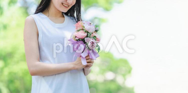 花束を持つ女性（顔なし） 花,花束,女性の写真素材