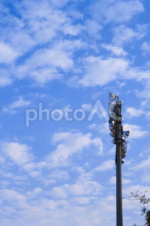 青空と競技場の照明／縦サイズ 照明,グラウンド,スタジアムの写真素材