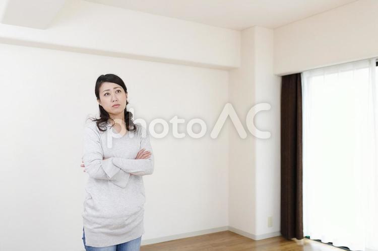 住宅イメージと女性 トラブル 住宅,家,建築の写真素材