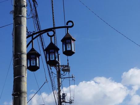 青空を背景にしたレトロな街灯と電線 街灯,ランプ,照明の写真素材