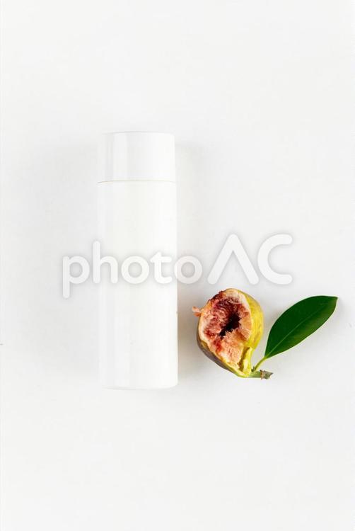 イチジクと葉っぱとプラスチック製の化粧水ボトル モックアップ,物撮り,化粧品の写真素材