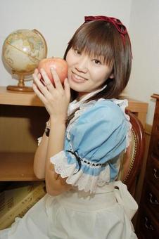 りんごを持つアキバ系女子 りんごを持つアキバ系女子 コスプレイヤー,女の子,アリスの写真素材
