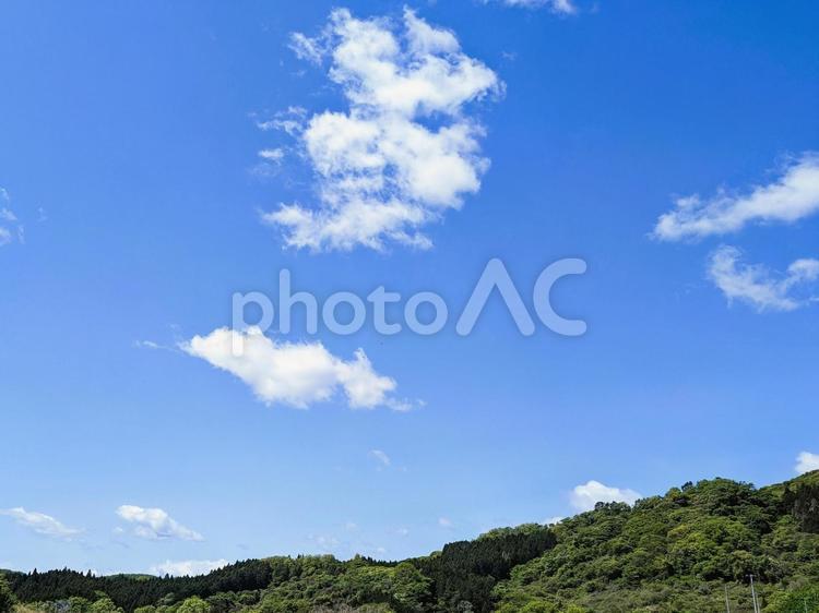 爽やかな青い空と白い雲の風景 爽やかな空,白い雲,新緑の写真素材