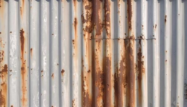 錆で腐食したトタンの外壁 錆で腐食したトタンの外壁の写真