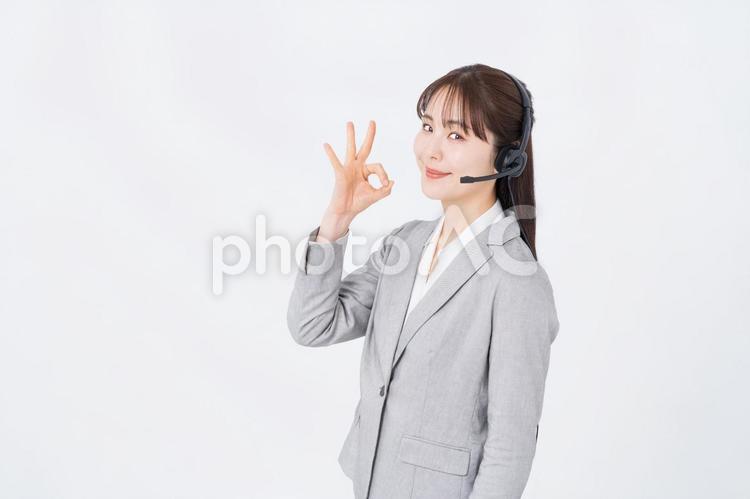 OKサインをするオペレーターの女性。 ビジネスウーマン,スーツ,顔の写真素材