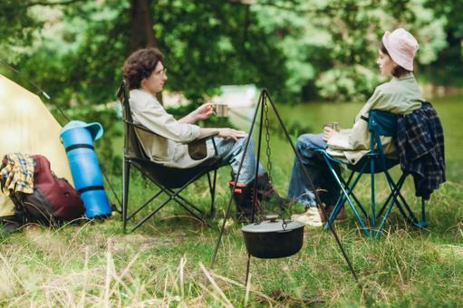 湖畔で向き合っている男女 男女,外国人,キャンプの写真素材