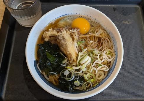 霜降前の駅蕎麦の舞茸天そばと生玉子 天そば,天玉そば,まいたけの写真素材