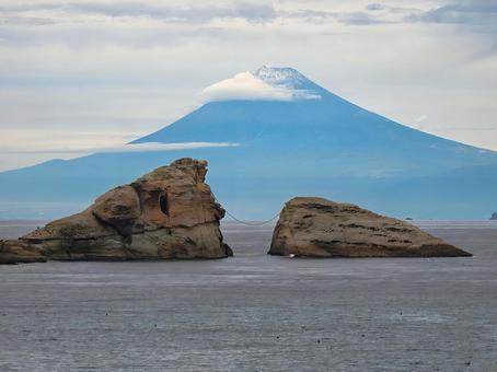 雲見海岸　富士山と静かな海の風景 雲見海岸からの富士山,奇岩,牛着き岩の写真素材