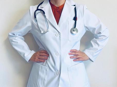 腰に手を当てた女医・自信 腰に手を当てた女医・自信 仁王立ち,自信,医者の写真素材