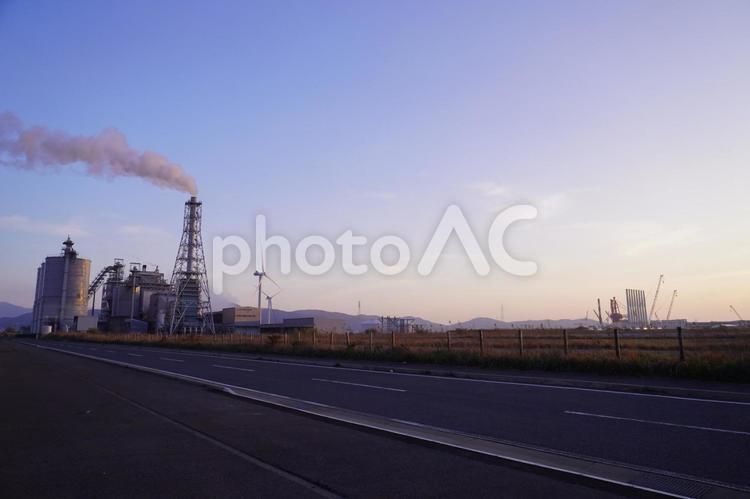 工場地帯の夕景 夕景,空,煙突の写真素材