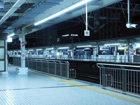 夜の東海道新幹線静岡駅ホーム 新幹線,東海道新幹線,駅の写真素材
