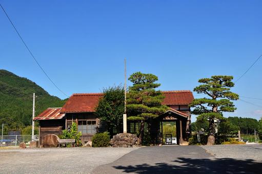 田舎の駅　因美線美作滝尾駅 駅,駅舎,ホームの写真素材