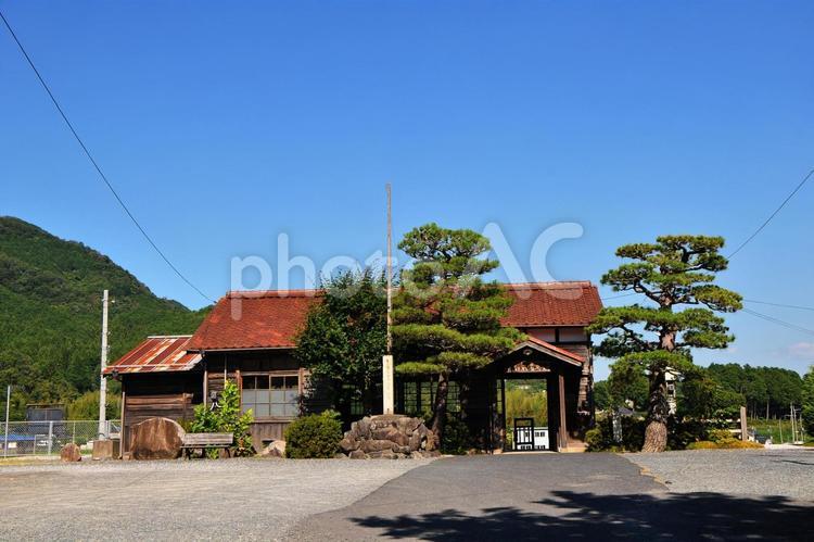田舎の駅　因美線美作滝尾駅 駅,駅舎,ホームの写真素材