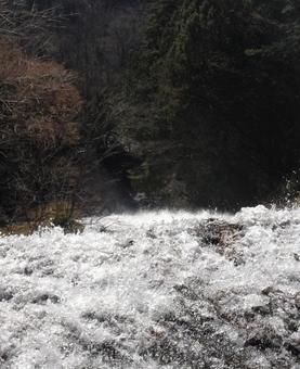 滝の水しぶきと光 滝の水しぶきと光の写真