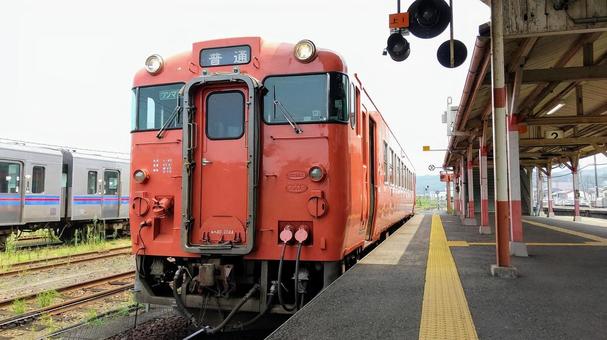 JR山陰本線、益田駅に停車するキハ40型 JR山陰本線、益田駅に停車するキハ40型 jr,山陰本線,山陰線の写真素材