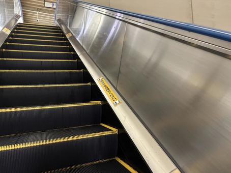 無人のエスカレーター 無人のエスカレーター エスカレーター,駅構内,公共施設の写真素材