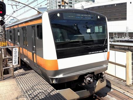 東京駅ホームへ入線する中央快速E233系 東京駅ホームへ入線する中央快速E233系の写真