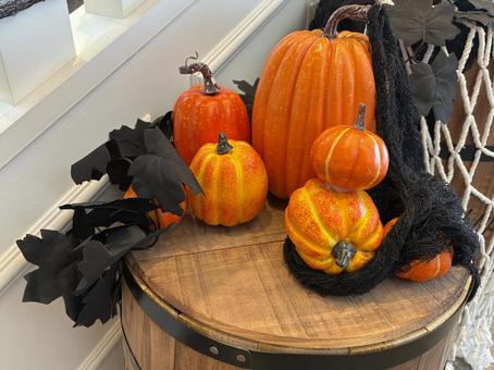 木の樽の上に並ぶハロウィンかぼちゃ 木の樽の上に並ぶハロウィンかぼちゃ ハロウィン,かぼちゃ,秋の写真素材