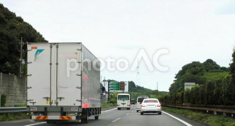 追い越した車は「ブレーキ」の急ぐ帰路 トラック,追い越し,ブレーキランプの写真素材