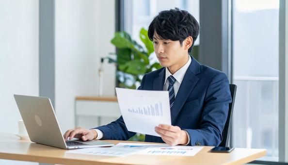 資料作成・分析をするビジネスマン 資料作成・分析をするビジネスマンの写真