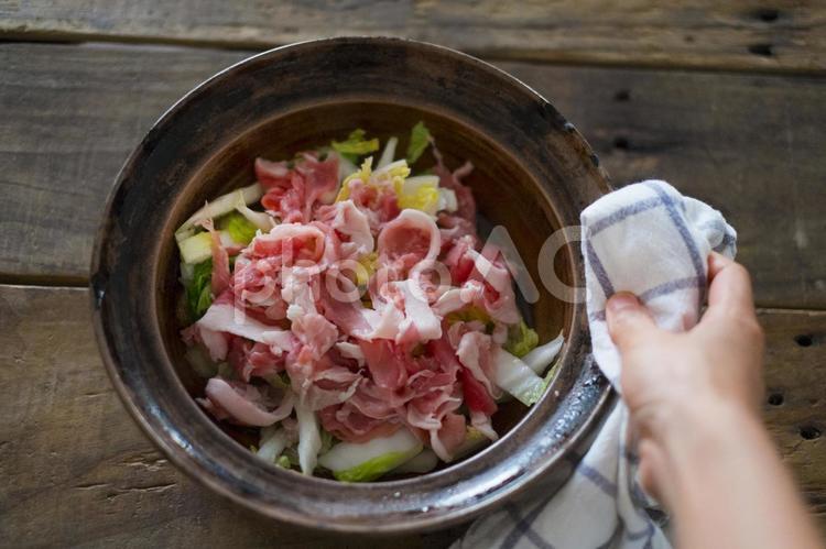 豚バラと白菜の鍋とリネンの布 豚肉と白菜の鍋,豚肉,白菜の写真素材